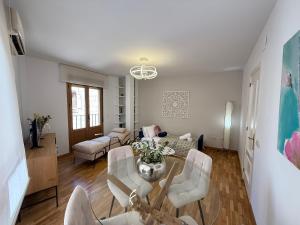 a living room with a table and chairs at Great Studio in Plasencia