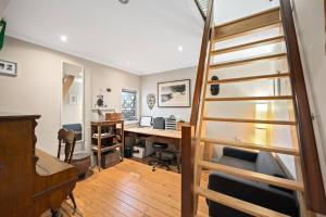 un ufficio con scrivania e scala in una stanza di Fremantle Character Cottage a Fremantle