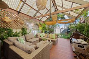 un soggiorno all'aperto con divano e sedie di Fremantle Character Cottage a Fremantle
