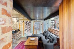 un soggiorno con un divano e un tavolo di Fremantle Character Cottage a Fremantle
