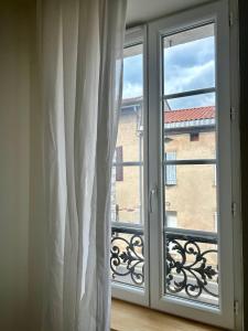 una ventana con vista a un edificio en Run'Albi - MAISON DE VILLE CLIMATISE - CENTRE VILLE - 2 CHAMBRES, en Albi