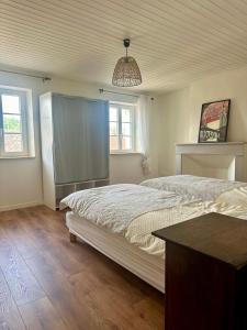 Un dormitorio con una cama grande y una mesa. en Run'Albi - MAISON DE VILLE CLIMATISE - CENTRE VILLE - 2 CHAMBRES, en Albi 32 fotos más