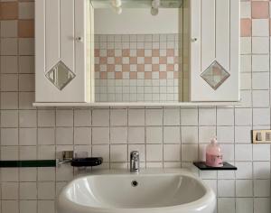 Ένα μπάνιο στο Sirmione bliss Your residence with pool, next to Terme Virgilio +24 φωτογραφίες