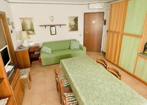 Μια τηλεόραση ή/και κέντρο ψυχαγωγίας στο Sirmione bliss Your residence with pool, next to Terme Virgilio