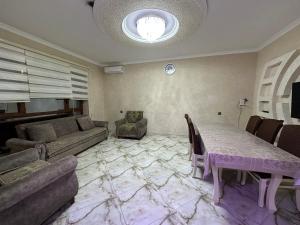 Χώρος καθιστικού στο Family villa in Qabala