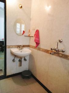 un baño con lavabo y espejo en Casa Eullal, en Calangute