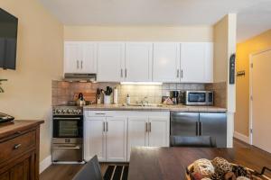Η κουζίνα ή μικρή κουζίνα στο 246 Bldg C condo
