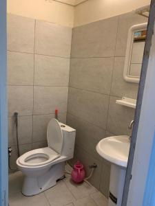 Ένα μπάνιο στο Two bedroom apartment near commercial market +1 φωτογραφίες
