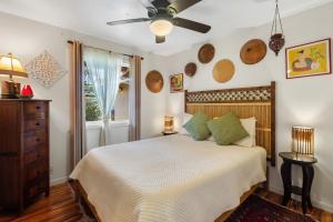 Letto o letti in una camera di 2 Mi to Hana Hwy Haiku Home with Ocean Views!