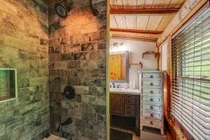Η κουζίνα ή μικρή κουζίνα στο Hot Tub, Fire Pit Waynesville Getaway Near Hiking +33 φωτογραφίες