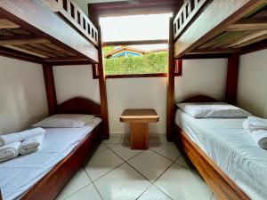 two bunk beds in a room with a window at Casa com piscina privativa no Paúba um Vilarejo in São Sebastião +48 photos