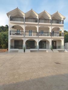 un gran edificio blanco con un gran patio en Avra Suites, en Kerion