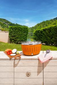 an orange bowl sitting on top of a wooden table at Giardino sul Lago - Vista su lago e montagne a Molveno in Molveno