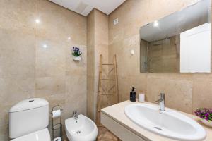 Et badeværelse på Beach apartment in La Duquesa Marina + 10 billeder