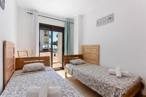 En eller flere senge i et værelse på Beach apartment in La Duquesa Marina