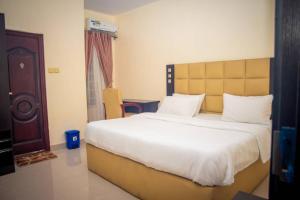 a bedroom with a large bed in a room at Diamond castle Hotel in Mama