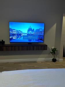 Μια τηλεόραση ή/και κέντρο ψυχαγωγίας στο Great hosting studio