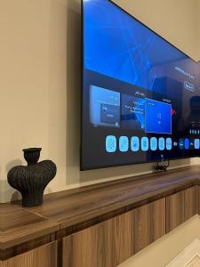 Μια τηλεόραση ή/και κέντρο ψυχαγωγίας στο Great hosting studio +21 φωτογραφίες