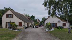 RosnayGite 3 du Bas Coudreau的一条村庄街道，街道上有一座房子和一棵树