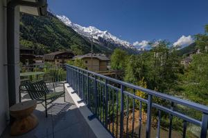 a balcony with chairs and a view of a mountain at Paradisa - Terrasse Mont-Blanc in Chamonix-Mont-Blanc