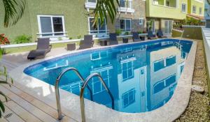 Kolam renang di atau dekat dengan Mahogany Suites by Skyreach Group