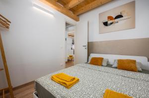 sypialnia z łóżkiem z żółtym ręcznikiem w obiekcie Premium Apartment MiDa Vrsar w mieście Vrsar