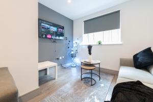 TV/trung tâm giải trí tại 1 Bedroom Luxury Serviced Apartment +4 ảnh