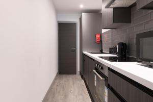 Nhà bếp/bếp nhỏ tại 1 Bedroom Luxury Serviced Apartment