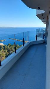 シェンジンにあるDriton's Apartmentsの建物のバルコニーから海の景色を望めます。