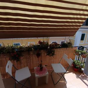 Casa Dharma Guest House的阳台或露台