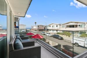 Un balcon sau o terasă la Contemporary 4Br Vacation Home W Oceanviews & Rooftop Deck By Beachview Rentals