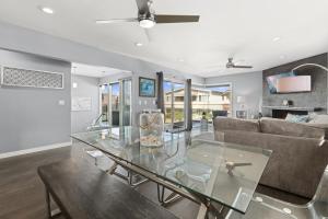 O zonă de relaxare la Contemporary 4Br Vacation Home W Oceanviews & Rooftop Deck By Beachview Rentals