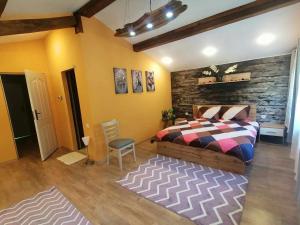 una camera da letto con un letto e un muro di mattoni di къща Горски чар a Beli Osam