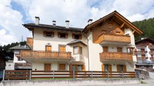 un gran edificio con balcones de madera. en Mulino 5, en Valdisotto