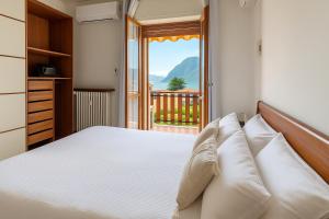 A bed or beds in a room at Lake Como Victoria Apartment