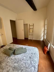 Postel nebo postele na pokoji v ubytování Un balcon au cœur du centre historique d'Albi