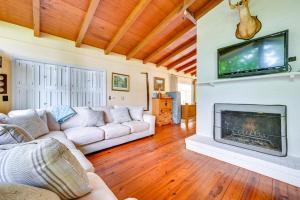Una sala de estar con un sofá y una chimenea. en Waterfront Nolin Lake Gem Guest House and Balcony, en Cub Run