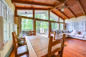 Una sala de estar con una mesa y sillas de madera. en Waterfront Nolin Lake Gem Guest House and Balcony, en Cub Run