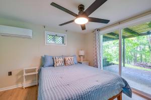Un dormitorio con una cama y un ventilador de techo. en Waterfront Nolin Lake Gem Guest House and Balcony, en Cub Run
