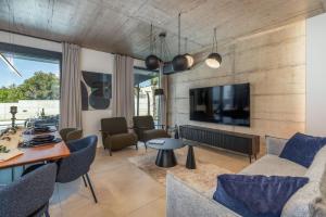 Телевизор и/или развлекательный центр в NOVO - Villa Vita s velikim bazenom