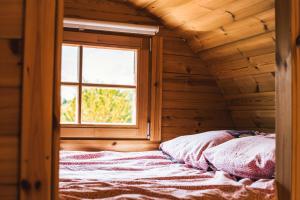 Ένα ή περισσότερα κρεβάτια σε δωμάτιο στο Tonneau en bois insolite au coeur du Charolais