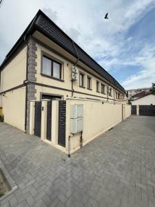 布勒伊拉Vila parc 1的前面有一个大型停车场的建筑