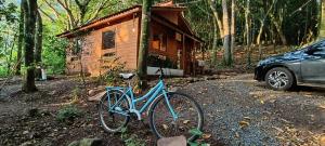 a blue bike parked in front of a cabin at Janela do céu chalés in Maquiné