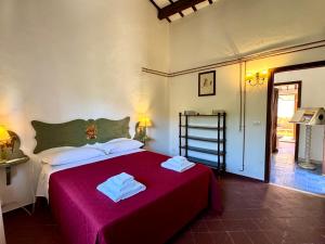 Un dormitorio con una cama roja con toallas. en Villa Tana Pacenzia, en Cefalú 57 fotos más