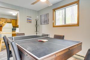 Foto dalla galleria di Home with Pool and Lake in Jim Thorpe 6 Mi to Dtwn! a Jim Thorpe