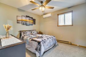 Letto o letti in una camera di Home with Pool and Lake in Jim Thorpe 6 Mi to Dtwn!