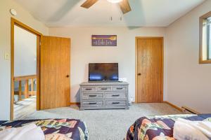 Letto o letti in una camera di Home with Pool and Lake in Jim Thorpe 6 Mi to Dtwn!