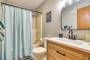 un bagno con lavandino, wc e doccia di Home with Pool and Lake in Jim Thorpe 6 Mi to Dtwn! a Jim Thorpe