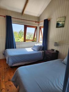 Una cama o camas en una habitación de Forest house Knysna with solar and water backup 43 fotos más