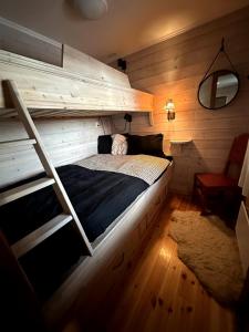 una camera con letto a castello e scala di Ski in-ski out leilighet Hemsedal a Fausko Altre 25 foto